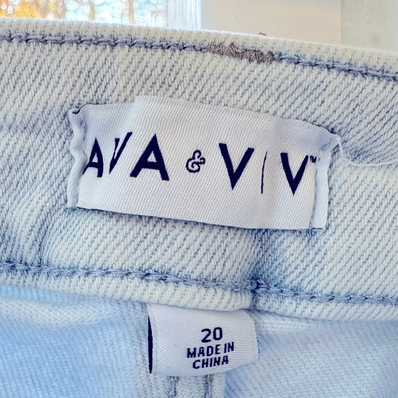 NWT Ava & Viv Light wash denim high rise shorts in size 20. Distressed hem, slim - Picture 2 of 9